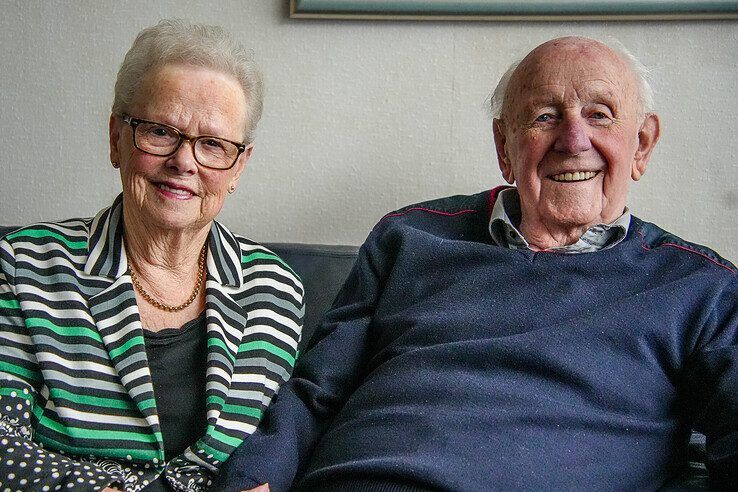 Adrie en Bert Flierman zijn 60 jaar getrouwd. - Foto: Obbe Bakker