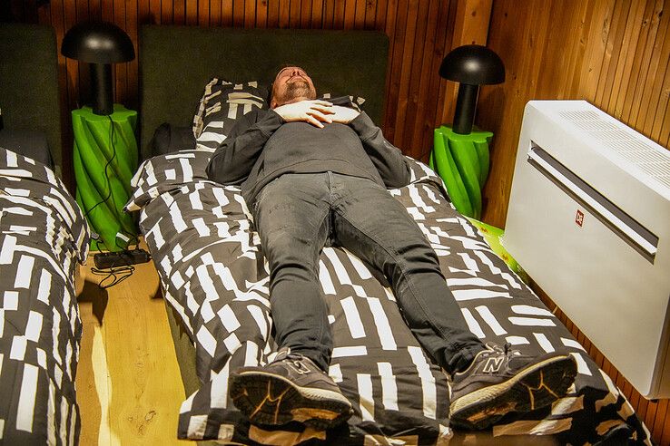 Speelman test zijn bed ... en het is goedgekeurd! - Foto: Obbe Bakker