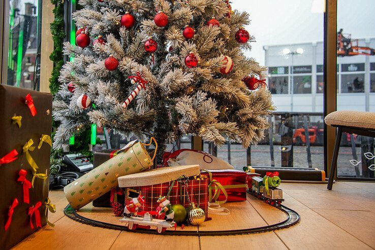 De presentatieruimte van het Glazen Huis in kerstsfeer. - Foto: Obbe Bakker