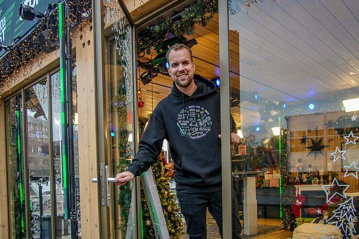 Dj Wijnand Speelman zet de deur van het Glazen Huis in Zwolle even open. - Foto: Obbe Bakker