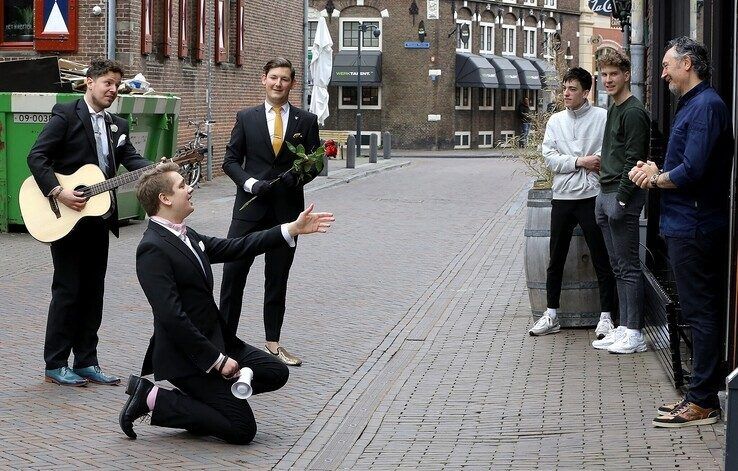 De Italianen brengen een serenade aan de deur. - Foto: Jan Amse