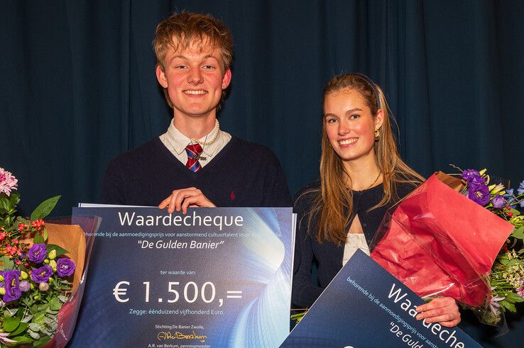 Dirkje ten Zijthof en Dani Zwiers met hun aanmoedingsprijs voor jong talent. - Foto: Peter Denekamp