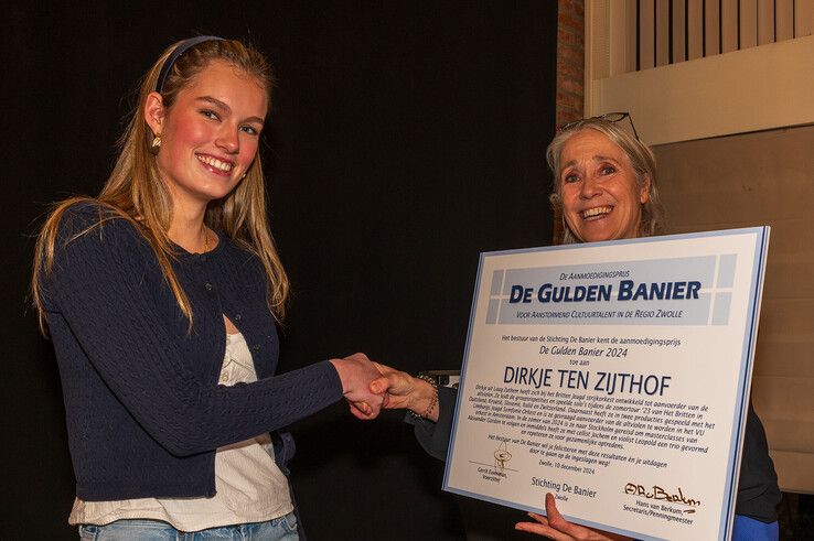 In beeld: Dirkje (18) uit Laag Zuthem en Dani (18) uit Kampen winnen aanmoedigingsprijs in Zwolle - Foto: Peter Denekamp