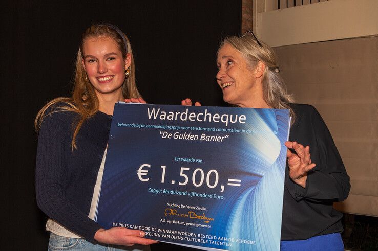 In beeld: Dirkje (18) uit Laag Zuthem en Dani (18) uit Kampen winnen aanmoedigingsprijs in Zwolle - Foto: Peter Denekamp