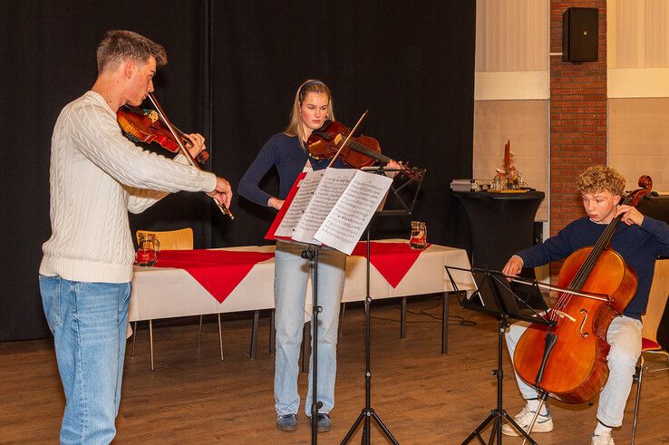 In beeld: Dirkje (18) uit Laag Zuthem en Dani (18) uit Kampen winnen aanmoedigingsprijs in Zwolle - Foto: Peter Denekamp