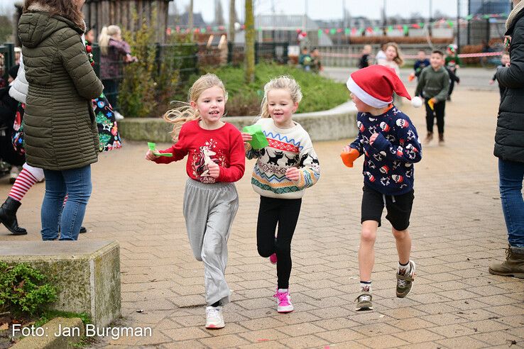 In beeld: Kinderen uit Stadshagen rennen ruim 20.000 euro bij elkaar voor Serious Request - Foto: Jan Burgman