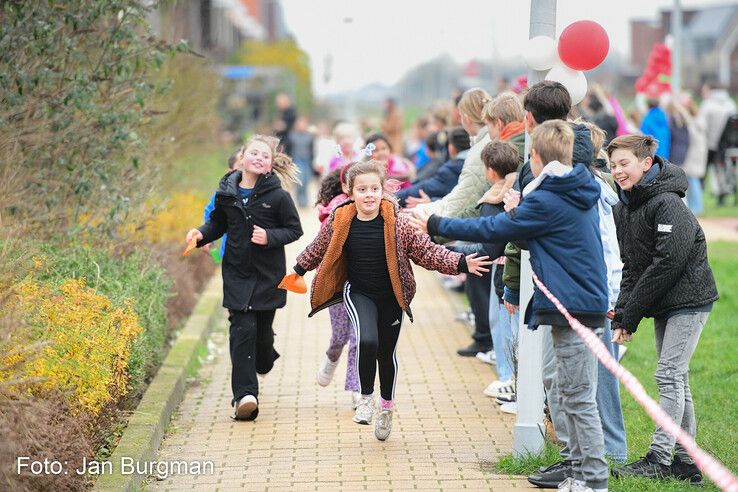 In beeld: Kinderen uit Stadshagen rennen ruim 20.000 euro bij elkaar voor Serious Request - Foto: Jan Burgman