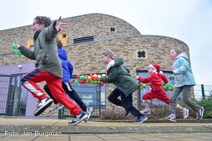 In beeld: Kinderen uit Stadshagen rennen ruim 20.000 euro bij elkaar voor Serious Request - Foto: Jan Burgman