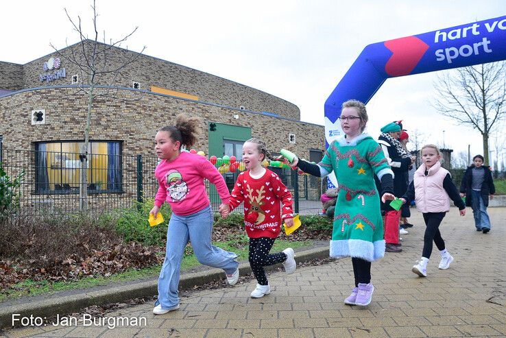 In beeld: Kinderen uit Stadshagen rennen ruim 20.000 euro bij elkaar voor Serious Request - Foto: Jan Burgman