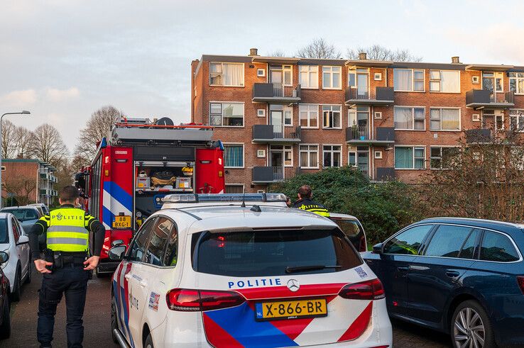 Hulpdiensten bij de flatwoning vol gas in de Schutkenstraat. - Foto: Peter Denekamp