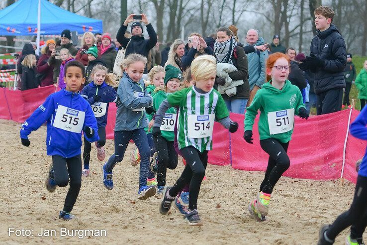 In beeld: Honderden hardlopers rennen over pittig parcours langs Wijthmenerplas - Foto: Jan Burgman