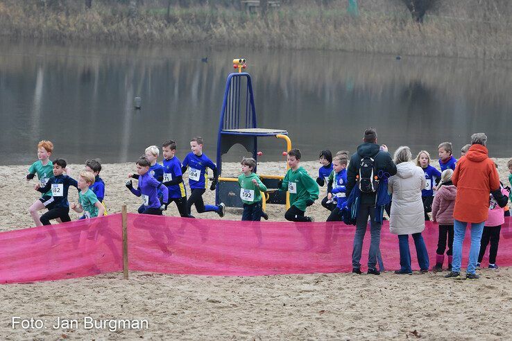 In beeld: Honderden hardlopers rennen over pittig parcours langs Wijthmenerplas - Foto: Jan Burgman