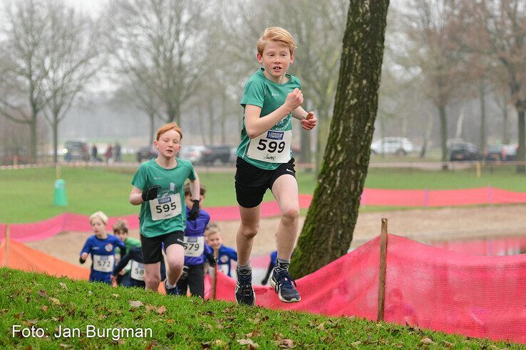 In beeld: Honderden hardlopers rennen over pittig parcours langs Wijthmenerplas - Foto: Jan Burgman