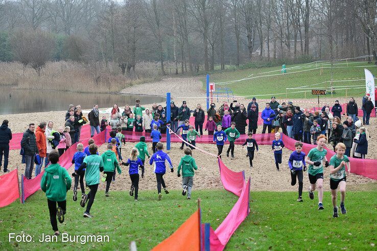 In beeld: Honderden hardlopers rennen over pittig parcours langs Wijthmenerplas - Foto: Jan Burgman