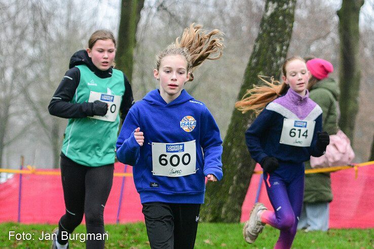 In beeld: Honderden hardlopers rennen over pittig parcours langs Wijthmenerplas - Foto: Jan Burgman