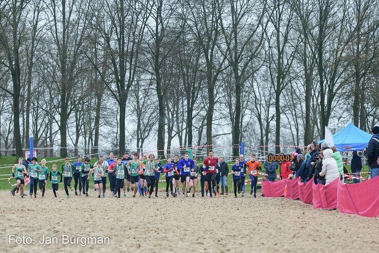 In beeld: Honderden hardlopers rennen over pittig parcours langs Wijthmenerplas - Foto: Jan Burgman