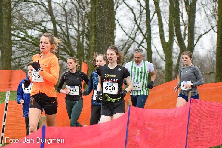 In beeld: Honderden hardlopers rennen over pittig parcours langs Wijthmenerplas - Foto: Jan Burgman