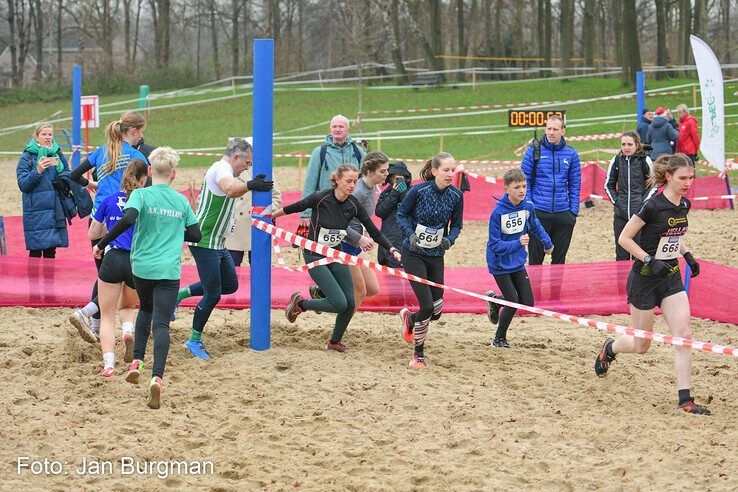 In beeld: Honderden hardlopers rennen over pittig parcours langs Wijthmenerplas - Foto: Jan Burgman