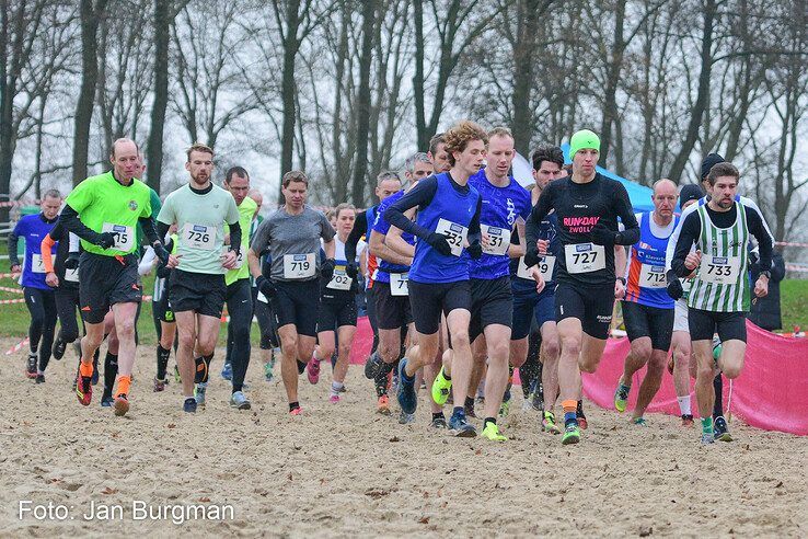 In beeld: Honderden hardlopers rennen over pittig parcours langs Wijthmenerplas - Foto: Jan Burgman