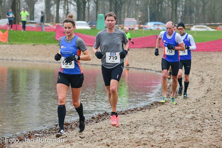 In beeld: Honderden hardlopers rennen over pittig parcours langs Wijthmenerplas - Foto: Jan Burgman