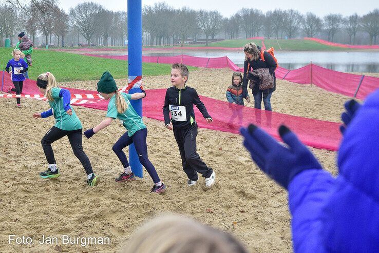 In beeld: Honderden hardlopers rennen over pittig parcours langs Wijthmenerplas - Foto: Jan Burgman