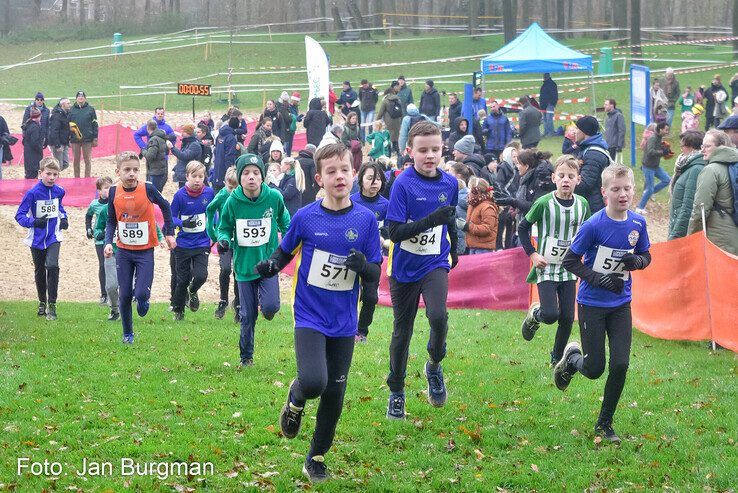 In beeld: Honderden hardlopers rennen over pittig parcours langs Wijthmenerplas - Foto: Jan Burgman