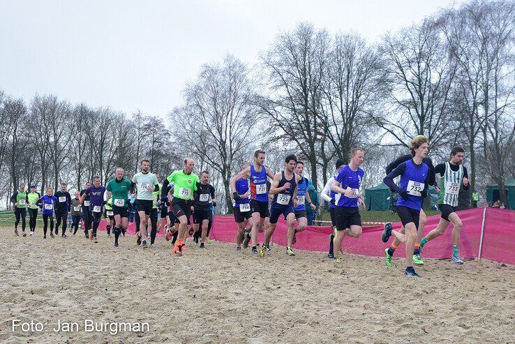 In beeld: Honderden hardlopers rennen over pittig parcours langs Wijthmenerplas - Foto: Jan Burgman