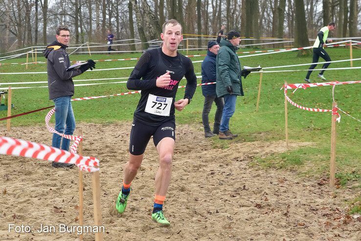 In beeld: Honderden hardlopers rennen over pittig parcours langs Wijthmenerplas - Foto: Jan Burgman