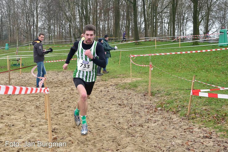 In beeld: Honderden hardlopers rennen over pittig parcours langs Wijthmenerplas - Foto: Jan Burgman