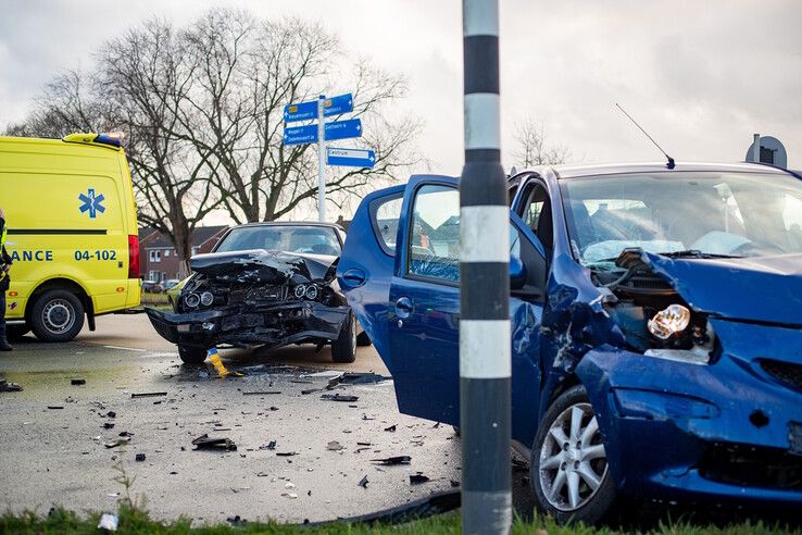 De auto's botsten frontaal op elkaar op de drukke kruising. - Foto: Hugo Janssen