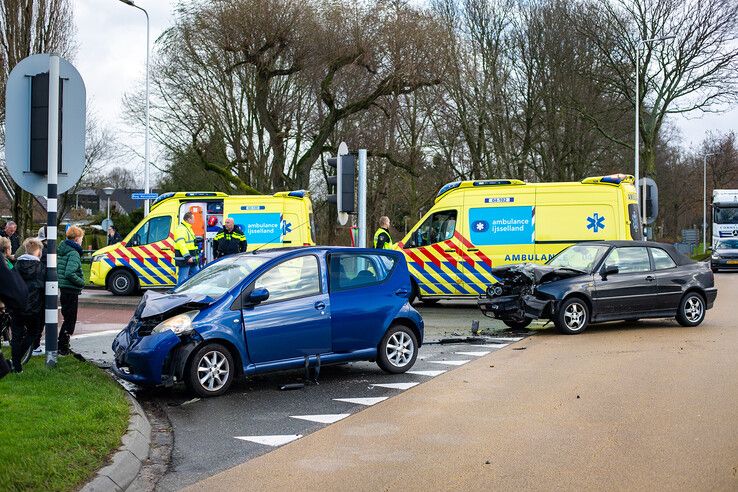 Vier gewonden bij frontale botsing op drukke kruising in Hasselt - Foto: Hugo Janssen