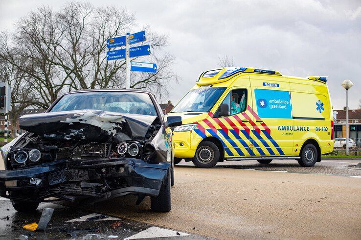 Vier gewonden bij frontale botsing op drukke kruising in Hasselt - Foto: Hugo Janssen