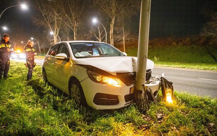 De automobilist ramde een lantaarnpaal op de Hasselterweg. - Foto: Hugo Janssen