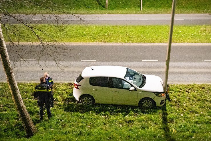 Automobilist wijkt uit voor overstekend dier en ramt lantaarnpaal op Hasselterweg - Foto: Hugo Janssen