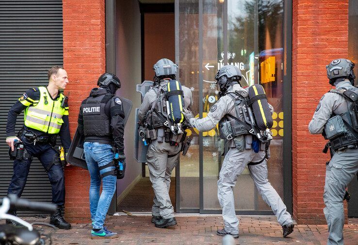 Mogelijke gijzeling bij bioscoop in Zwolle, hulpdiensten massaal in actie - Foto: Hugo Janssen