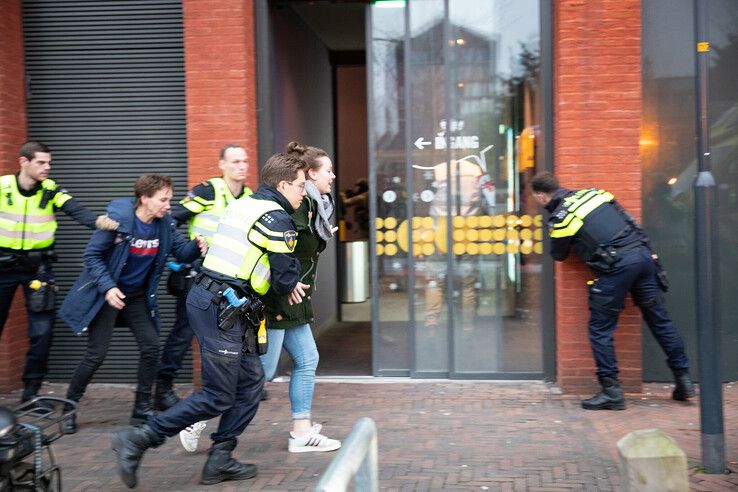 Mogelijke gijzeling bij bioscoop in Zwolle, hulpdiensten massaal in actie - Foto: Hugo Janssen