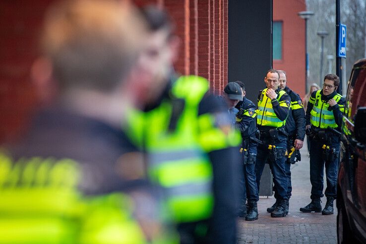 Mogelijke gijzeling bij bioscoop in Zwolle, hulpdiensten massaal in actie - Foto: Hugo Janssen