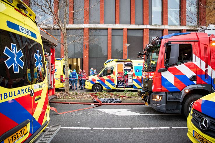 Mogelijke gijzeling bij bioscoop in Zwolle, hulpdiensten massaal in actie - Foto: Hugo Janssen