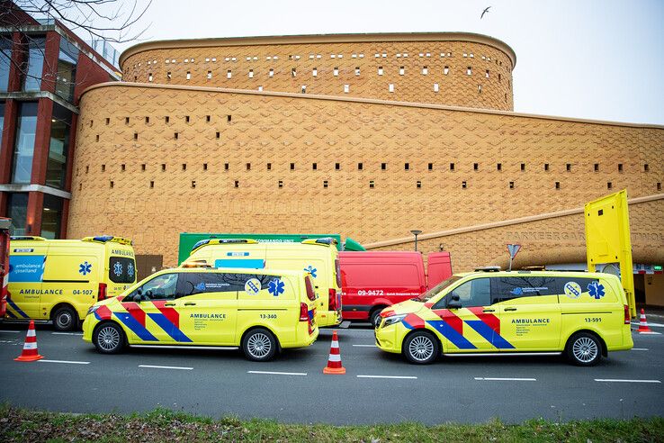 Mogelijke gijzeling bij bioscoop in Zwolle, hulpdiensten massaal in actie - Foto: Hugo Janssen