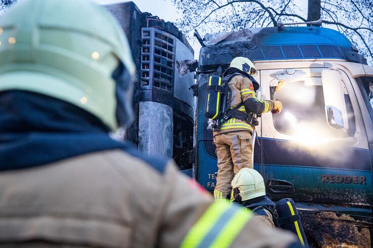 Vrachtwagen vliegt in brand op Marslanden - Foto: Hugo Janssen