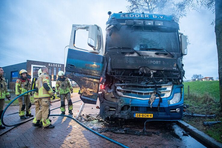 Brandweerlieden blussen de vrachtwagenbrand op de Eiffelstraat. - Foto: Hugo Janssen