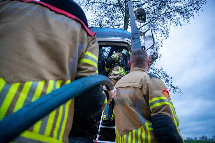 Vrachtwagen vliegt in brand op Marslanden - Foto: Hugo Janssen