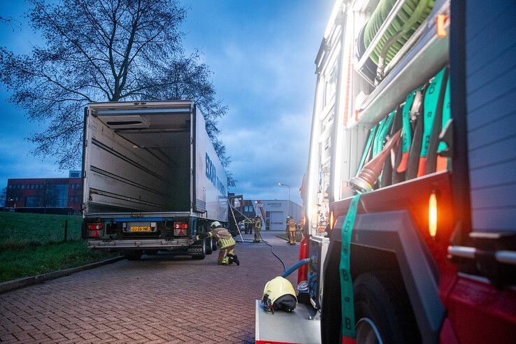 Vrachtwagen vliegt in brand op Marslanden - Foto: Hugo Janssen