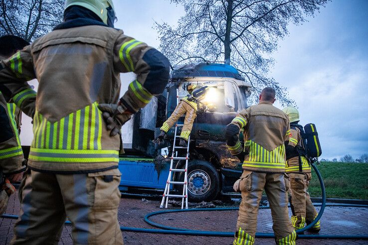 Vrachtwagen vliegt in brand op Marslanden - Foto: Hugo Janssen