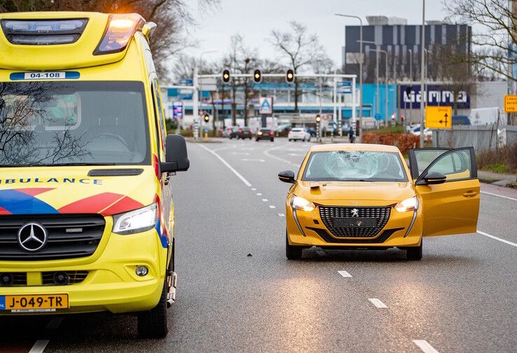 Door de botsing sneuvelde de voorruit van de auto. - Foto: Hugo Janssen