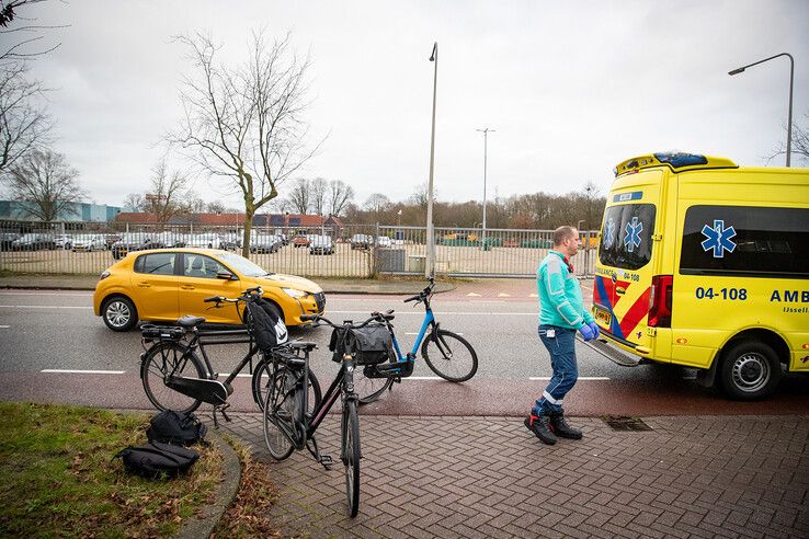 Fietser aangereden door automobilist op Rieteweg - Foto: Hugo Janssen