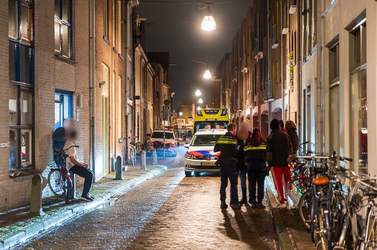 Politie en ambulance in de Nieuwstraat kort na de melding. - Foto: Peter Denekamp