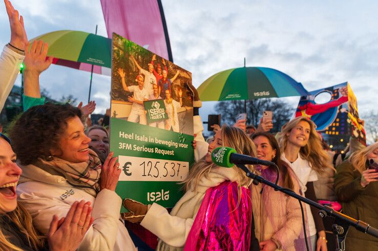 In beeld: Medewerkers Isala ziekenhuis bezorgen cheque van ruim 125.000 euro bij Glazen Huis - Foto: Peter Denekamp