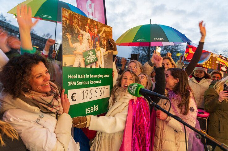 In beeld: Medewerkers Isala ziekenhuis bezorgen cheque van ruim 125.000 euro bij Glazen Huis - Foto: Peter Denekamp