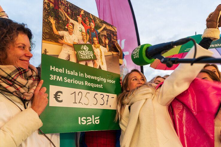 In beeld: Medewerkers Isala ziekenhuis bezorgen cheque van ruim 125.000 euro bij Glazen Huis - Foto: Peter Denekamp